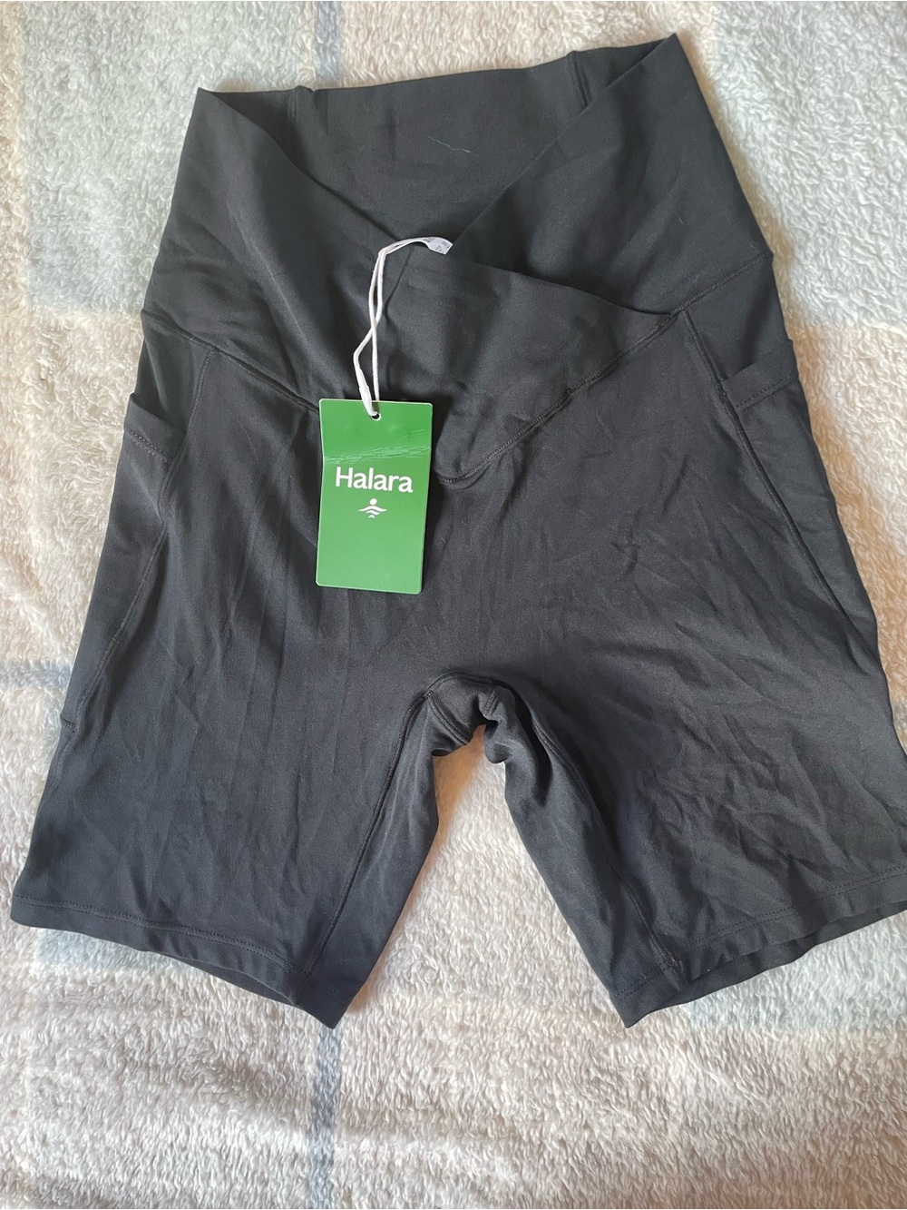 HALARA High-Rise Black Bike Shorts with V-Waist and Side Pockets